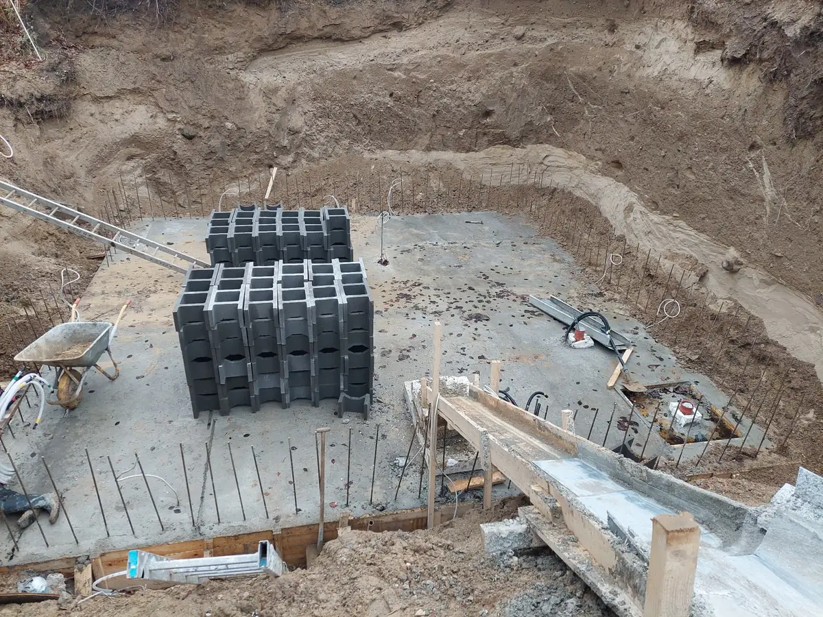 Fundament med armeringsjern og betonblokke klar til støbning